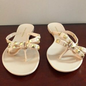 NWOT Chinese Laundry bow flip flops w gold studs